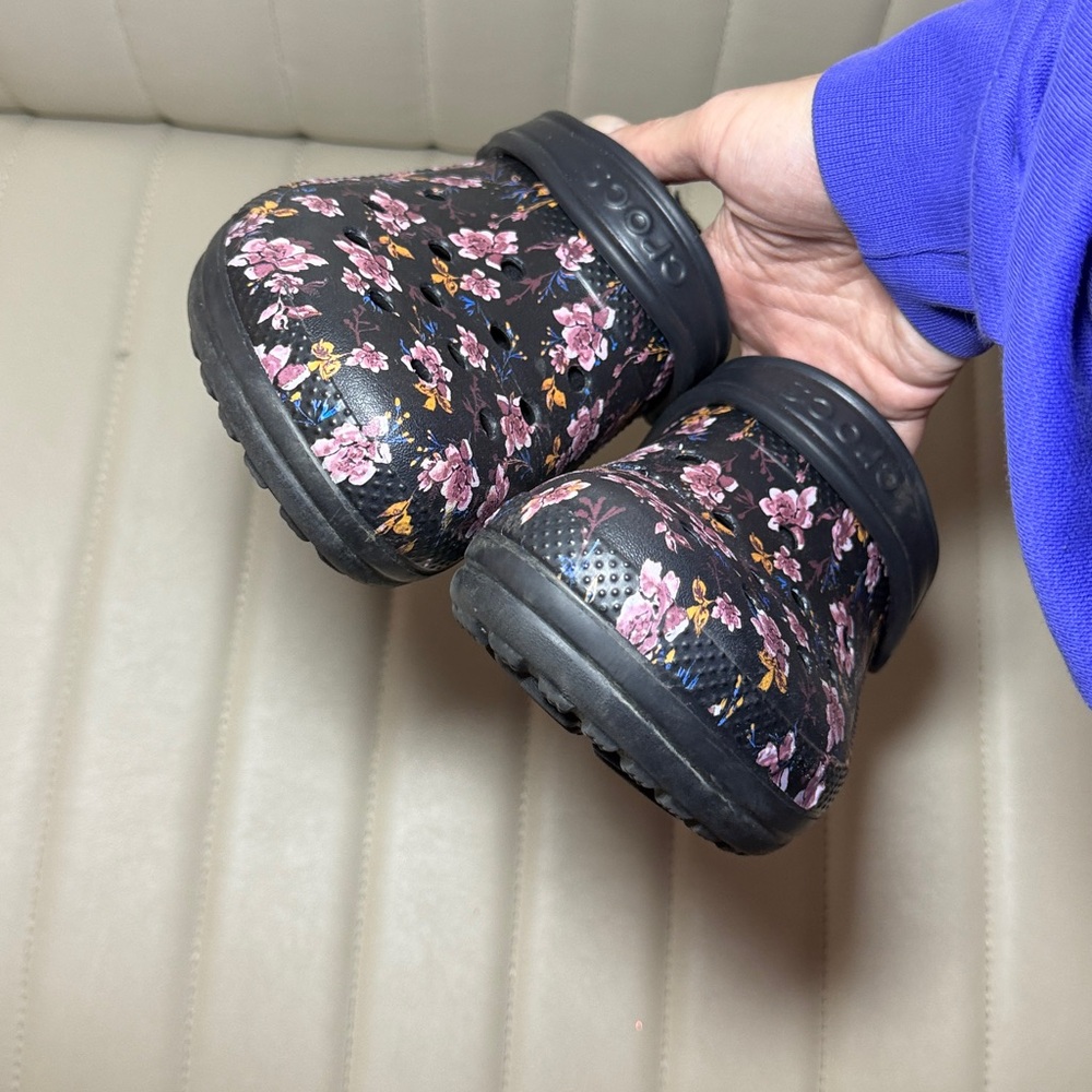 CROCS Black Floral size 7 women’s Clogs fur inside - Picture 10 of 10